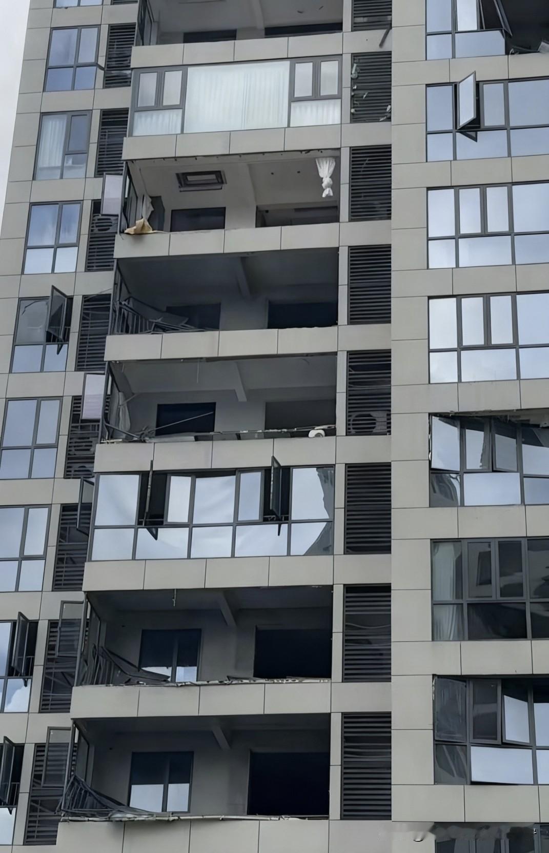 落地窗的优点很多，高端大气，采光好减少室内阴暗角，观景效果一流…
   但当自然