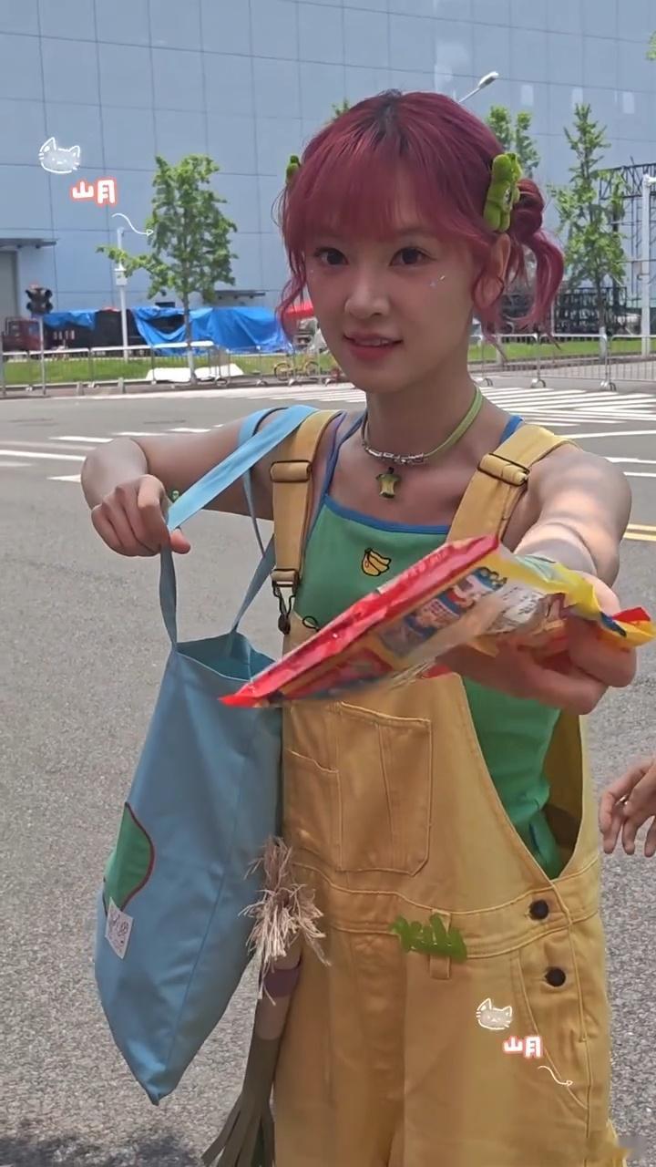 黄灿灿见人就发糖 