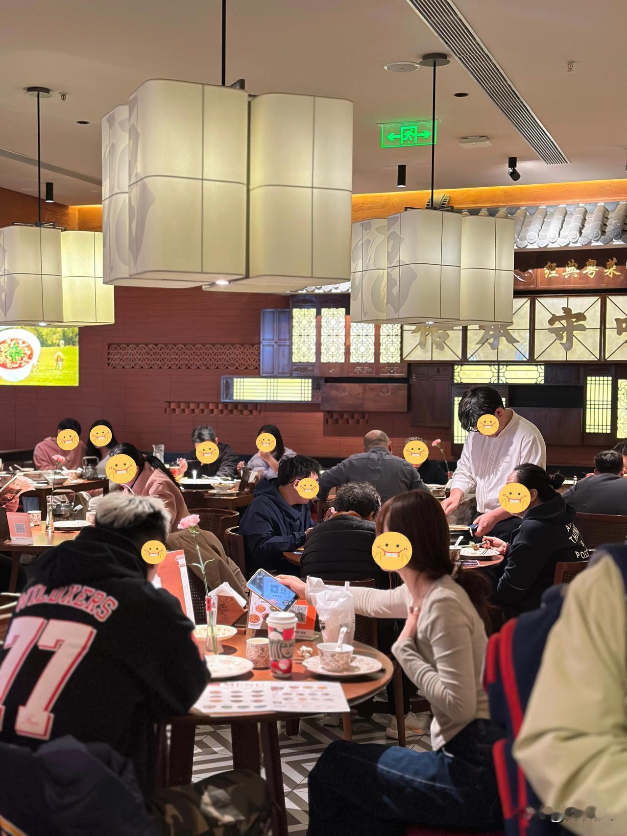 家宴，款待最亲的人～
年底了，马上各种聚餐聚会就要多起来了，带对方来啫三千·家宴