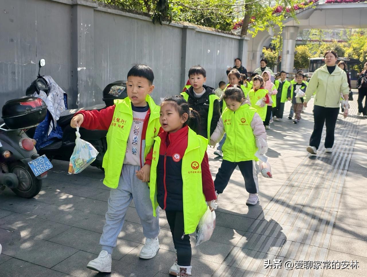 去买菜遇到了一群幼儿园的小朋友，应该是老师带着去春游。现在到处都是鸟语花香，你有