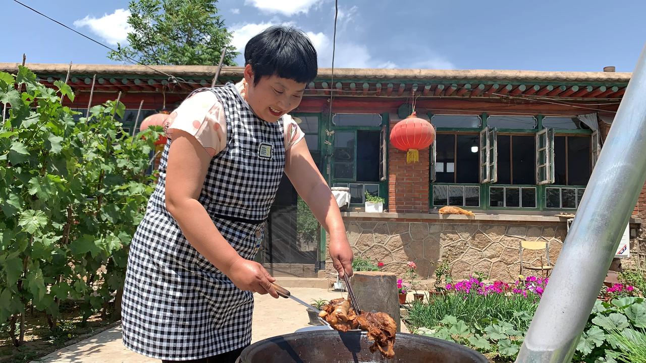 阳光明媚，鲜花绽放，农家小院，香飘四溢[玫瑰][玫瑰]