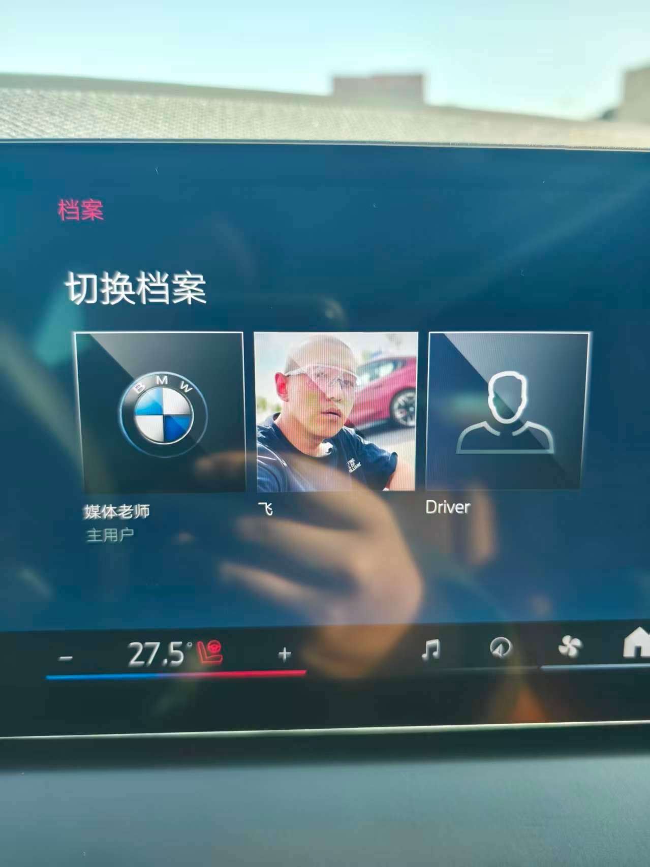 我上周不是开了一周 X3 M50 吗。结果哥们这周拿到同样一台试驾车，上车一开机