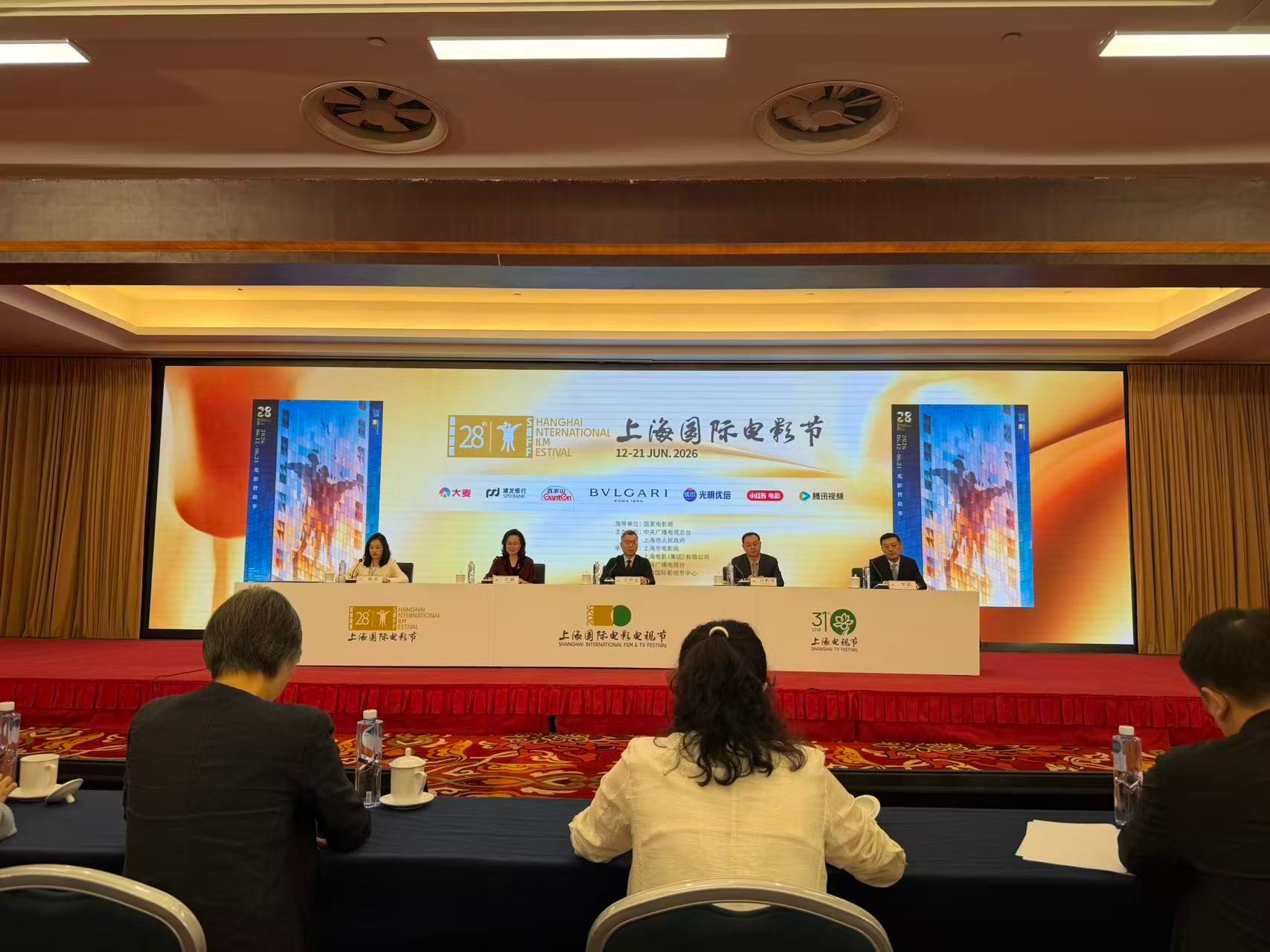 上影节发布官方海报第28届上海国际电影节 官方海报公布，主题为“光影皆故事”。 