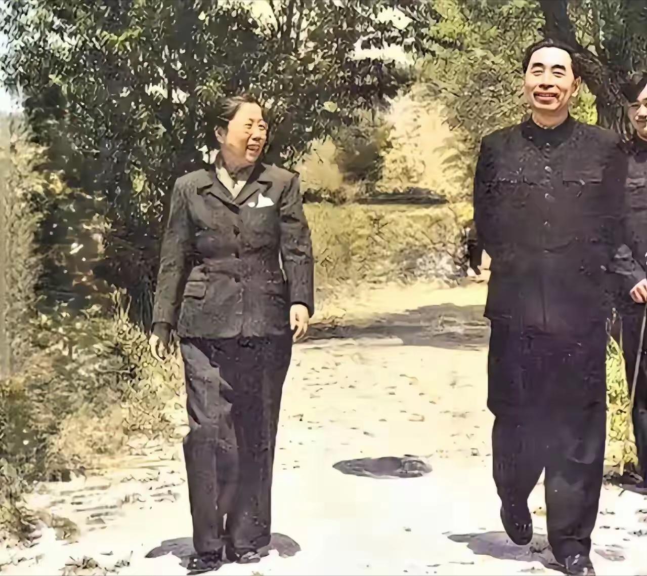 这是62岁的周总理和夫人邓颖超在颐和园相伴而行的真实合影，都看看吧，阳光正好，夫