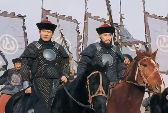 乾隆亲自审问川陕总督张广泗，张广泗在拷打之下，坚称自己无罪。乾隆大怒，下令将其斩