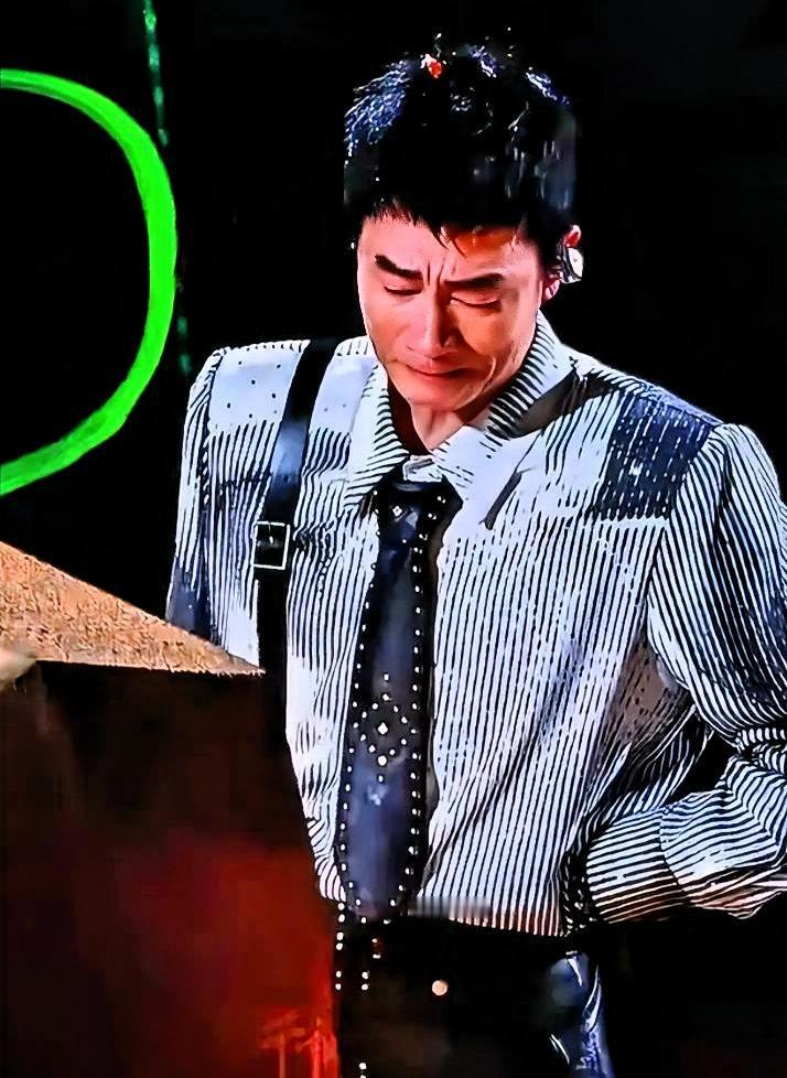 陈小春终于回应了。六个字看完，比被挡视线还让人心寒：“人一个不是一个人。”

就