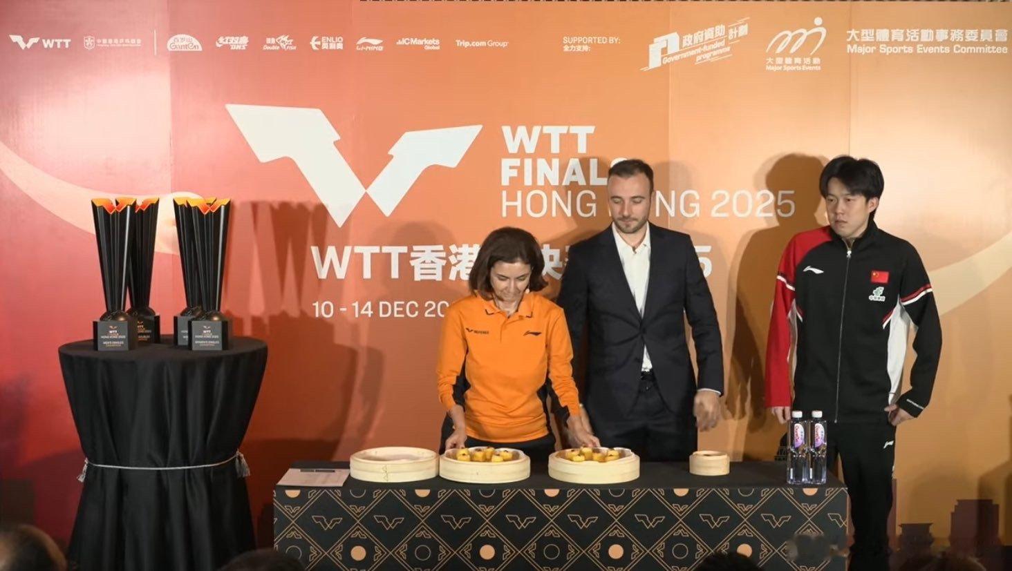 虾饺叉烧包亮相抽签仪式 香港地方美食登陆WTT总决赛抽签仪式，除了有精彩绝伦的赛