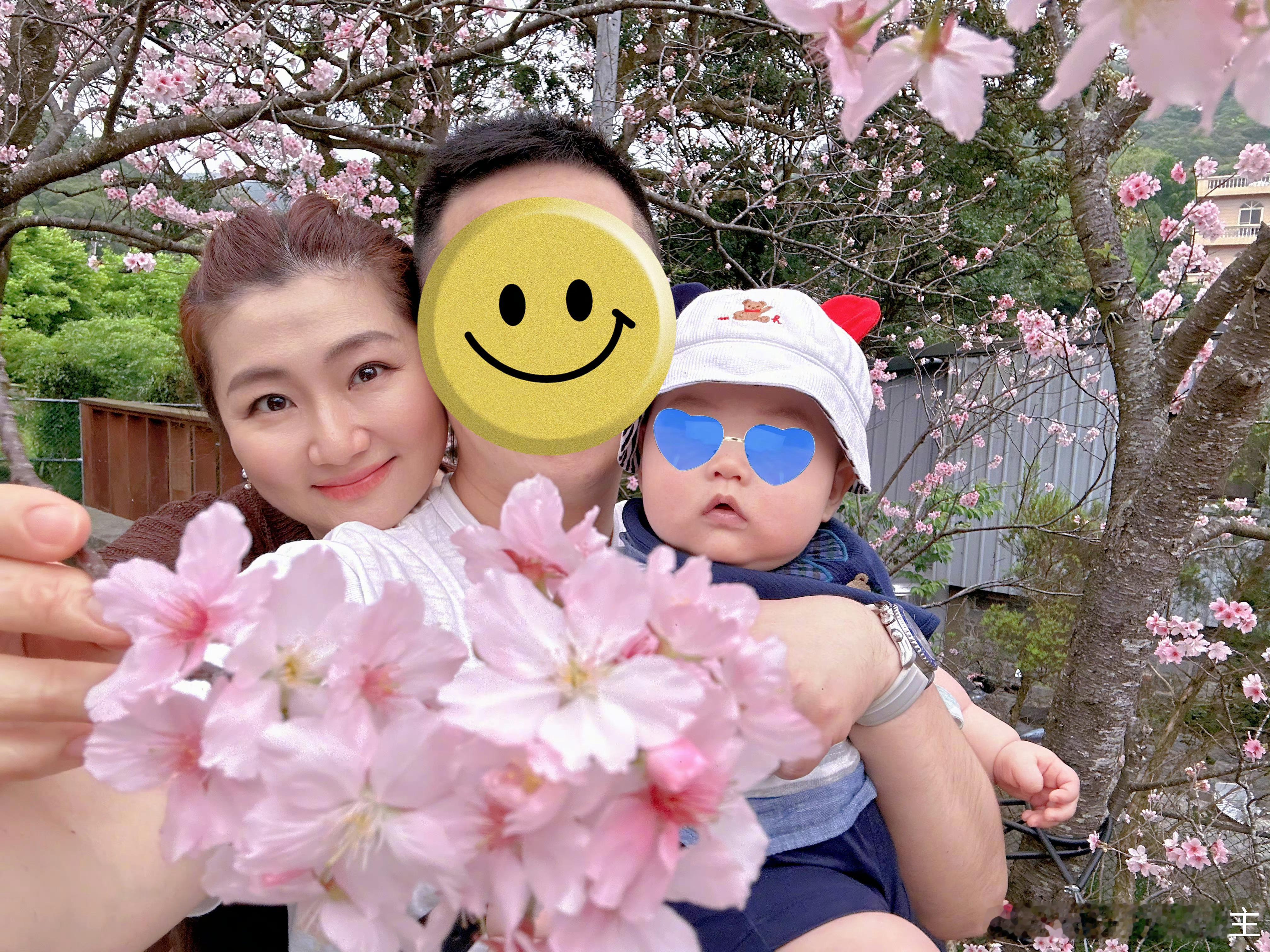 #Selina晒一家三口出游照# Selina晒一家三口出游照，男友打码出镜，并