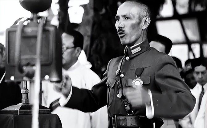 1939年，身处重庆的蒋介石，连续多次给长沙打去电话，大发雷霆要求薛岳率军撤退。