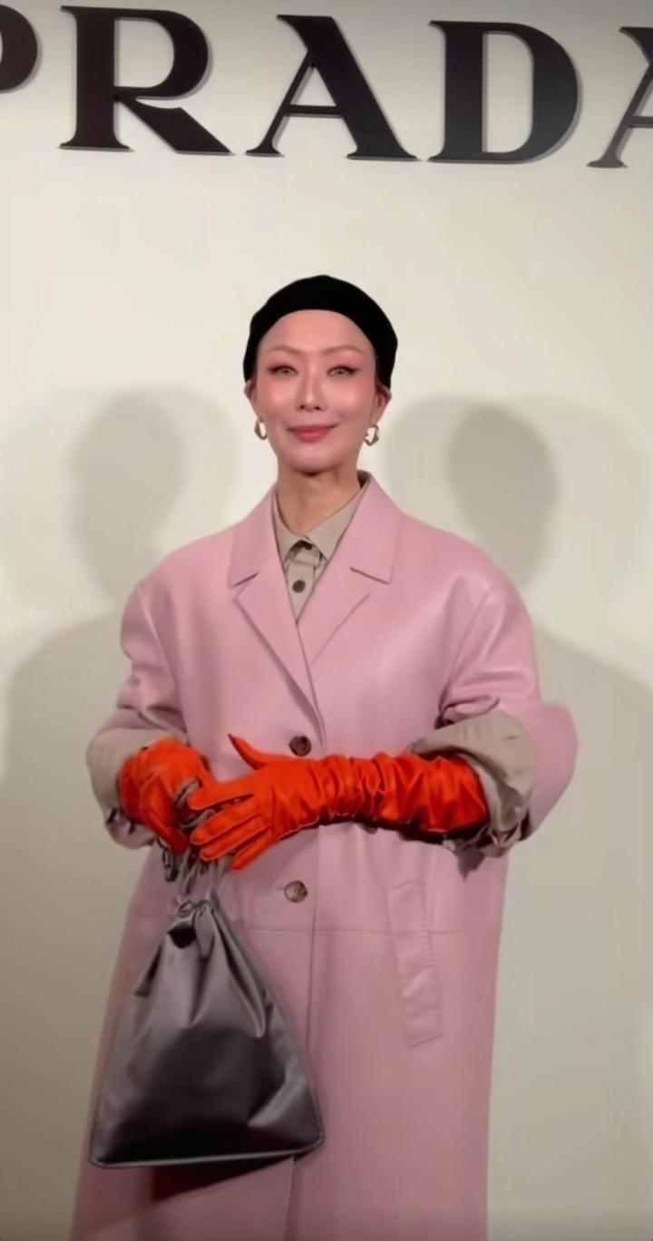 郑秀文似行走的潮流符号，从港片黄金年代到如今，穿搭造型始终引领风尚，惊艳了时光。