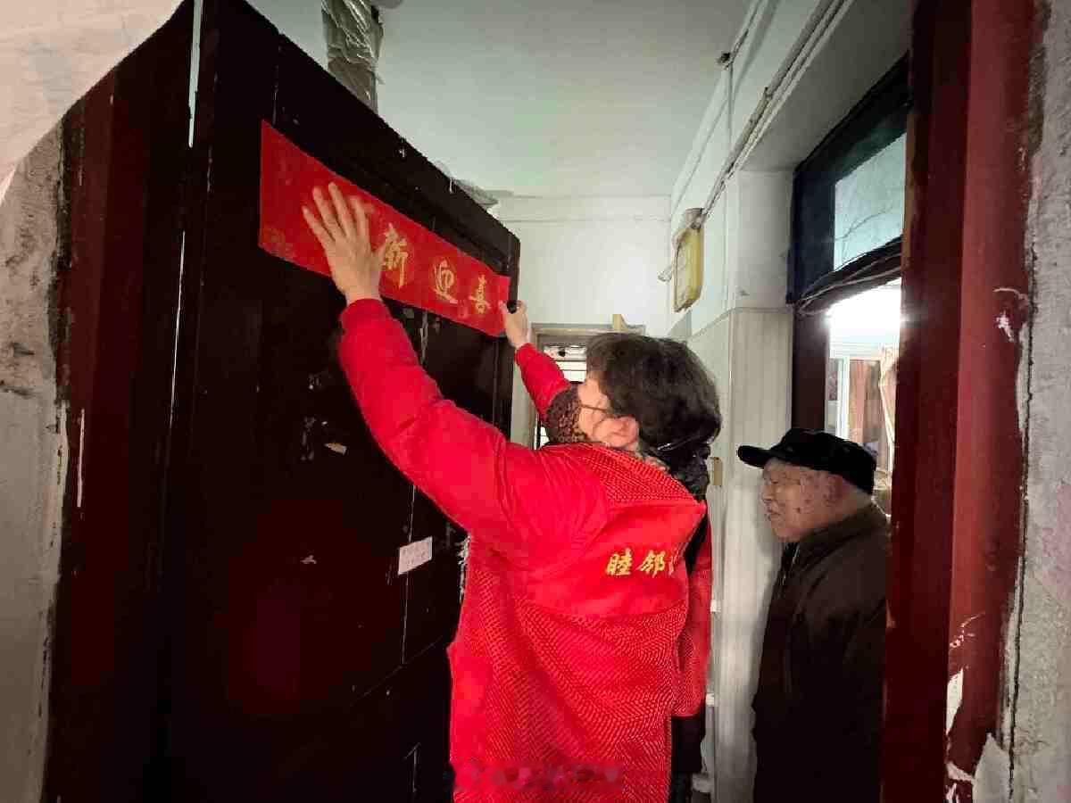 宁波海曙帮帮团十六年守护独居老人 近日，宁波海曙的独居老人帮帮团，联合社工为独居