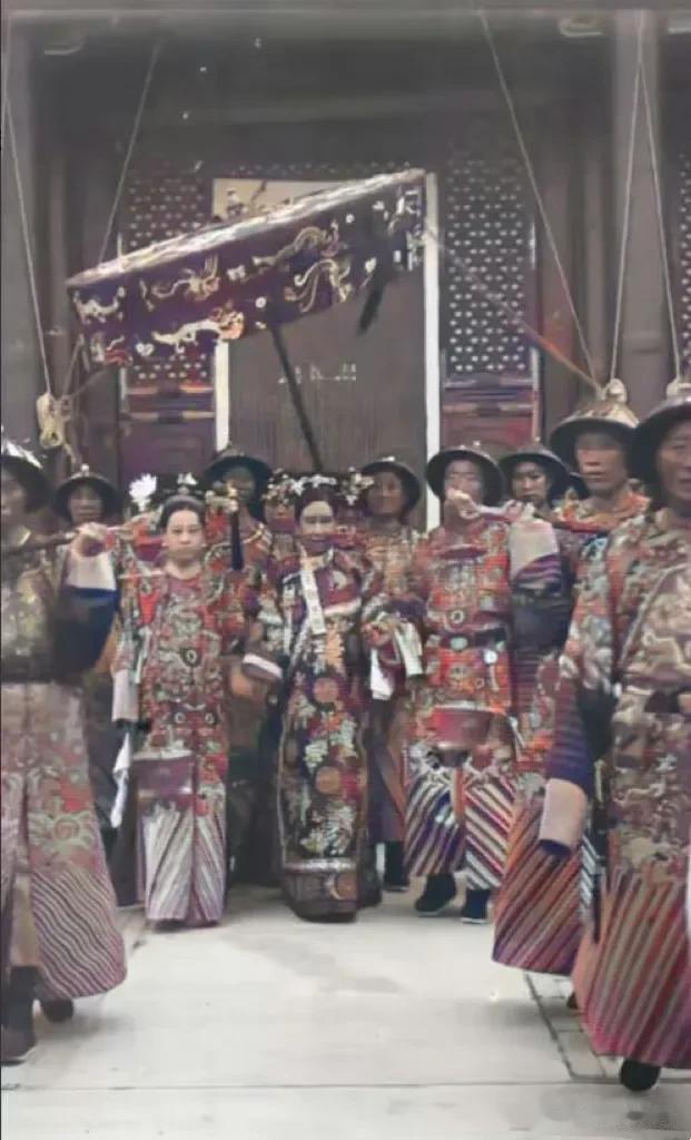 1903年，67岁的慈禧出行的真实照片，这阵容也豪华的很呀，凌罗绸缎，长袍马褂气
