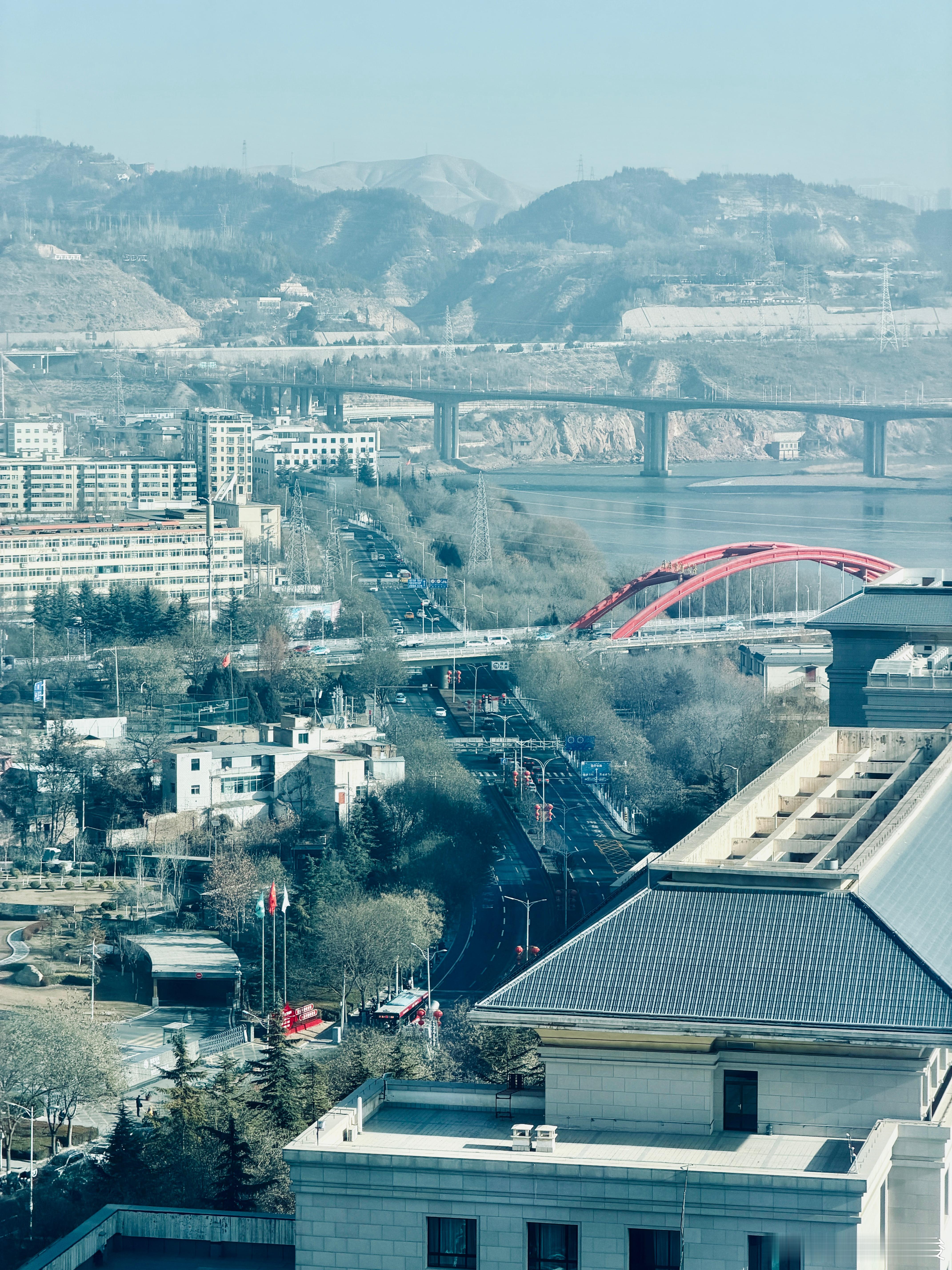 楼垂云镜里，天曳晴光悠。好梦~~~ 