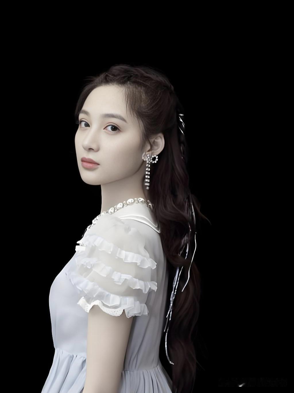 孙嘉璐，眉眼如画，气质如兰。一颦一笑皆是风景，举手投足尽显优雅。她用实力诠释角色