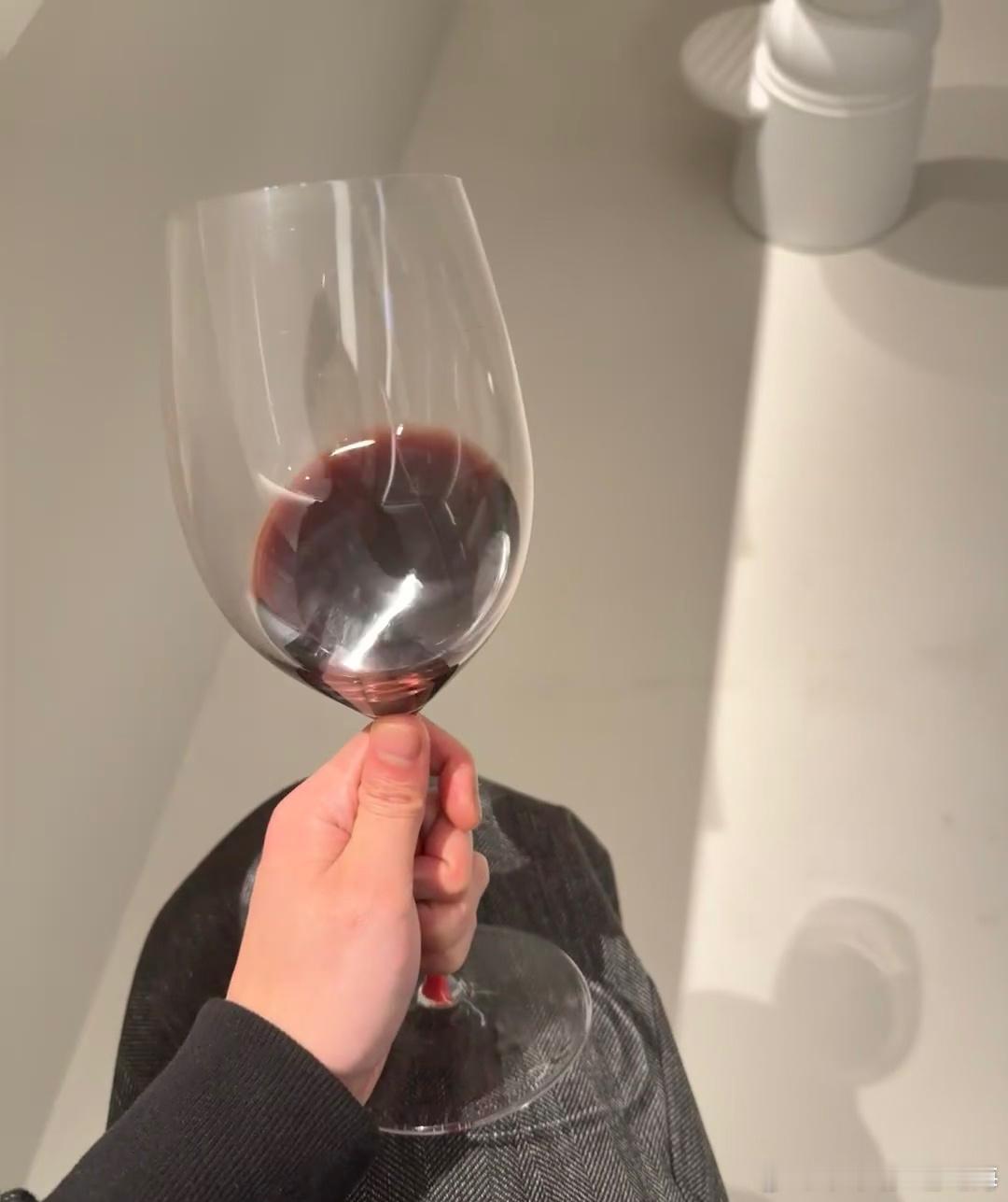 华晨宇举起拿红酒和粉丝互动，这是我孤单寂寞了么 ​​​