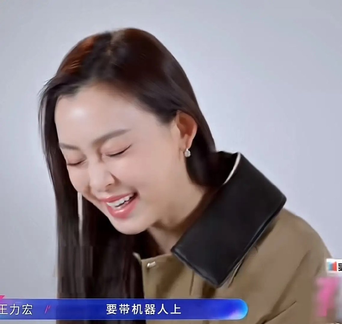 这是最近的范玮琪，这馒化脸实在没法看了，医美痕迹太明显，没消肿就出来营业了，笑容