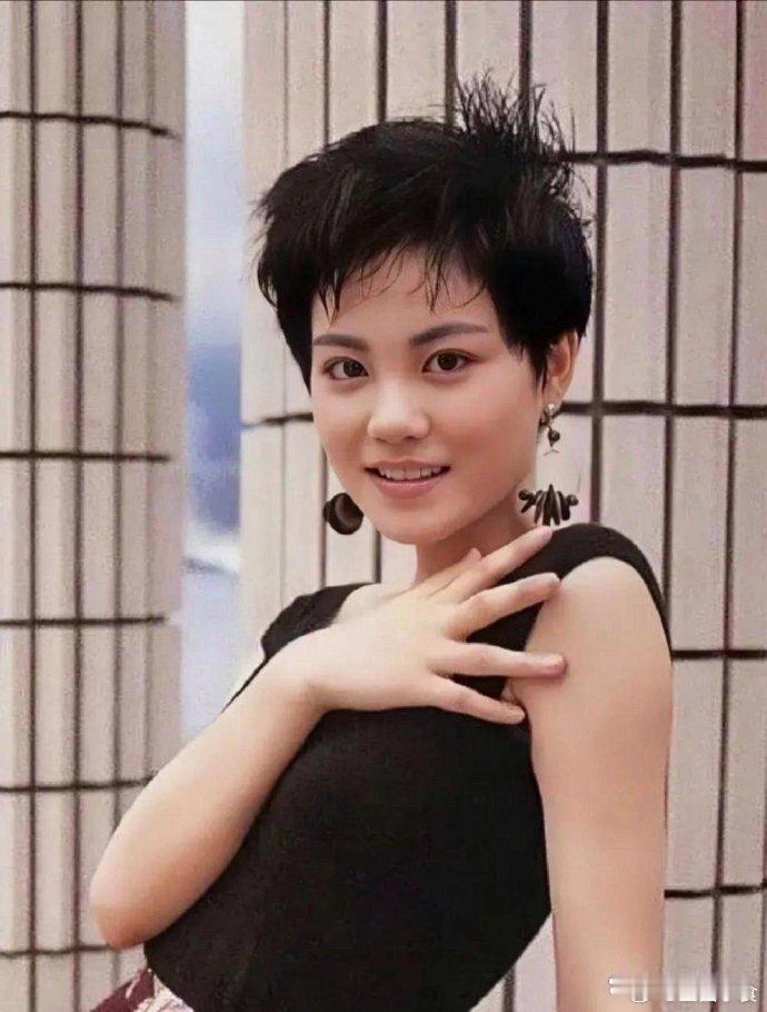 王菲年轻那会真的酷酷的 