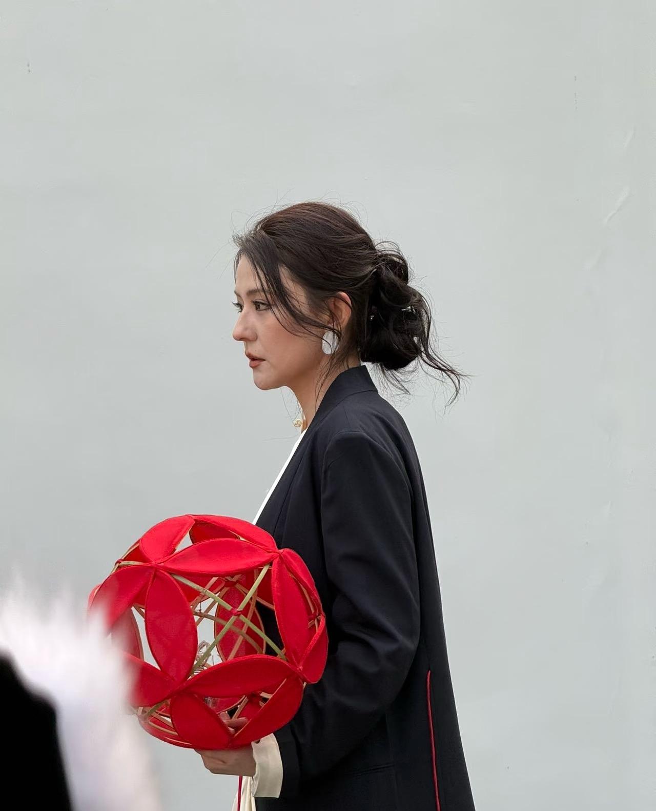 没想到热依扎鼻子这么挺

热依扎这侧颜简直是我的梦中情脸，如此优越，尤其这个起伏