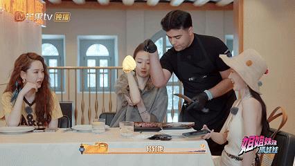 何老师引导型密室玩家  密室大逃脱惊爆列车 发车考核遇阻，何老师的引导是破局关键
