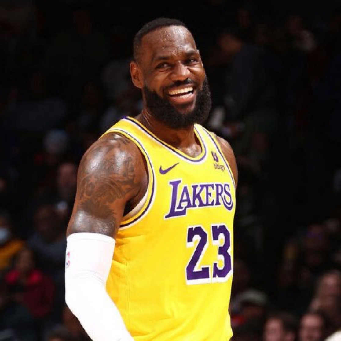 詹姆斯延续得分上双纪录 据外媒报道，NBA 圈内有传言称，这将是勒布朗·詹姆斯在