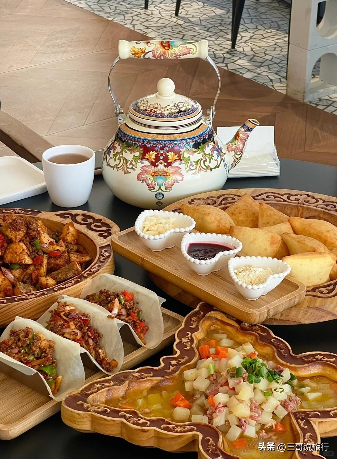 梦启新疆·心向远方
 
当风掠过天山的脊梁，草原便铺开了岁月的温柔长卷🌿。毡房