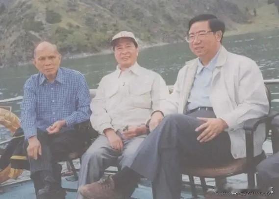 2000年，霍英东率香港工商界人士访问团到新疆参观、考察。图为霍英东、李兆基、姜