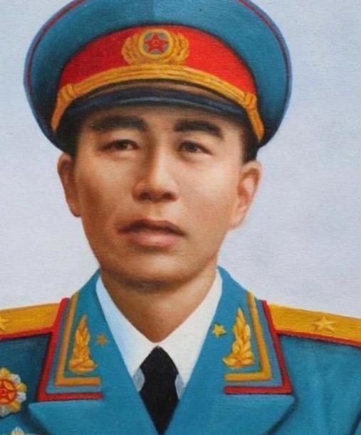 1970年，开国少将贺健去军营看望儿子时，却被哨兵拦在门口，贺健没有为难哨兵，而