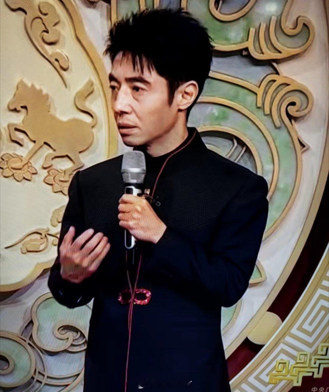 联想到孙楠的轻断食保身材瘦得像得病，撒贝宁会不会也在保身材，但总感觉是得罪了化妆