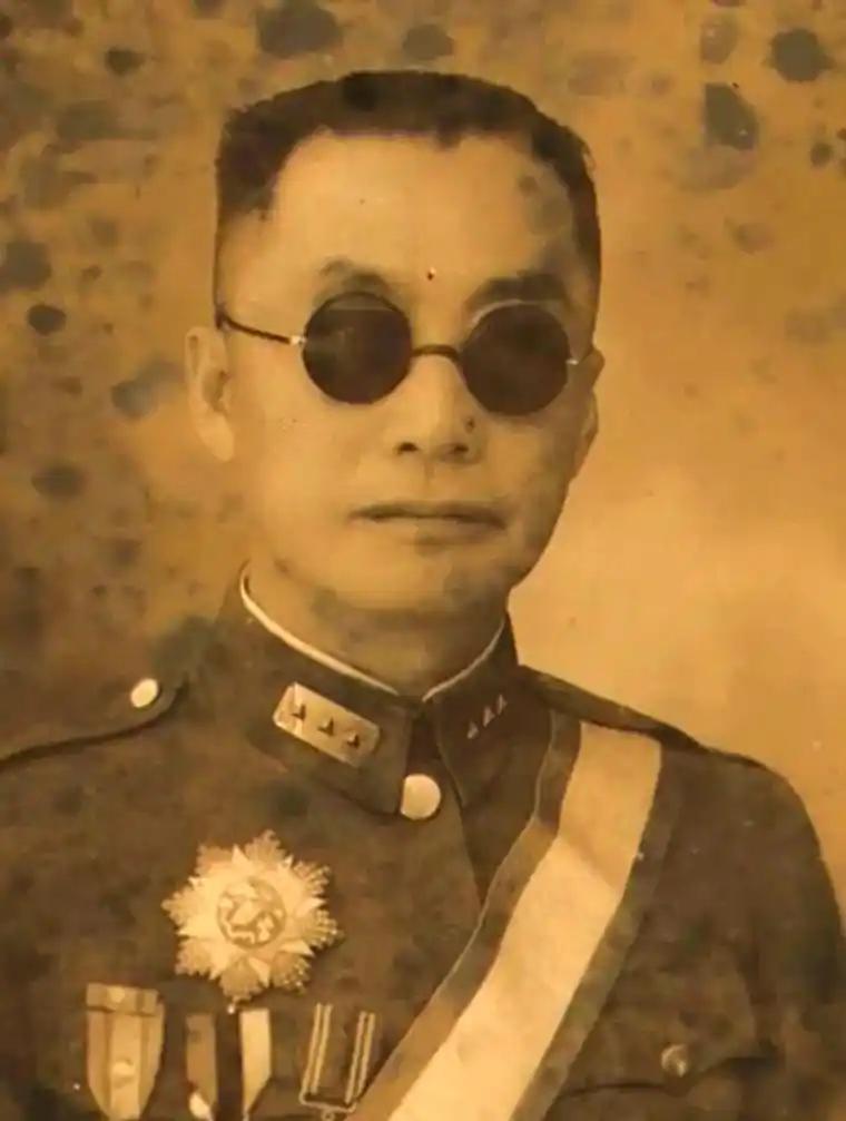 一位红军军长在1930年上任途中被敌人抓住。谁知？还没有动刑，他开口就说：“我是