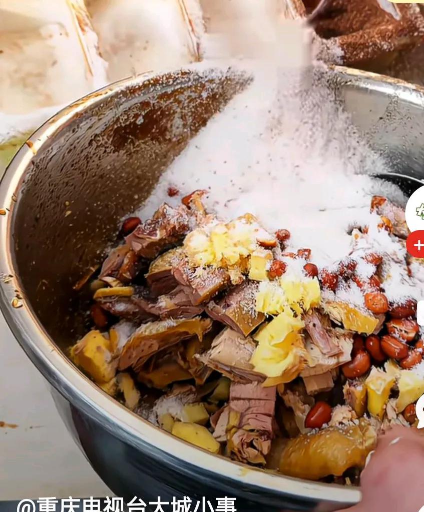 女子街边买凉拌土鸡，特意叮嘱老板少放点料，
老板说可以，
结果老板嘴上说了可以，