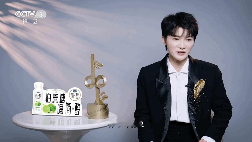 从网络翻唱少年到央视常客，周深用十年跋涉印证：每个舞台都是命运的转折点。当他站在