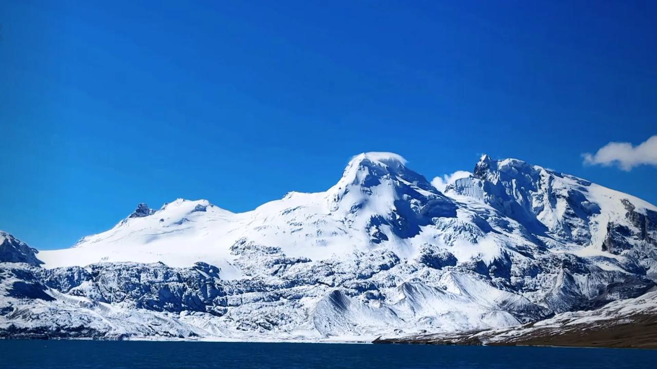 自驾旅行记录后视镜里退去的是日常，挡风玻璃前铺开的是远方。