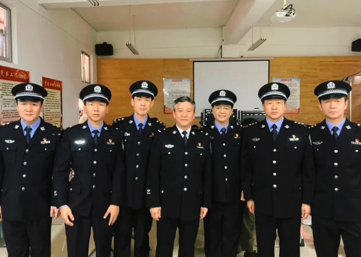 谭彦和领导，老同学们段奕宏和兄弟朋友们就他笑得最灿烂，看出是真开心[给你小心心]