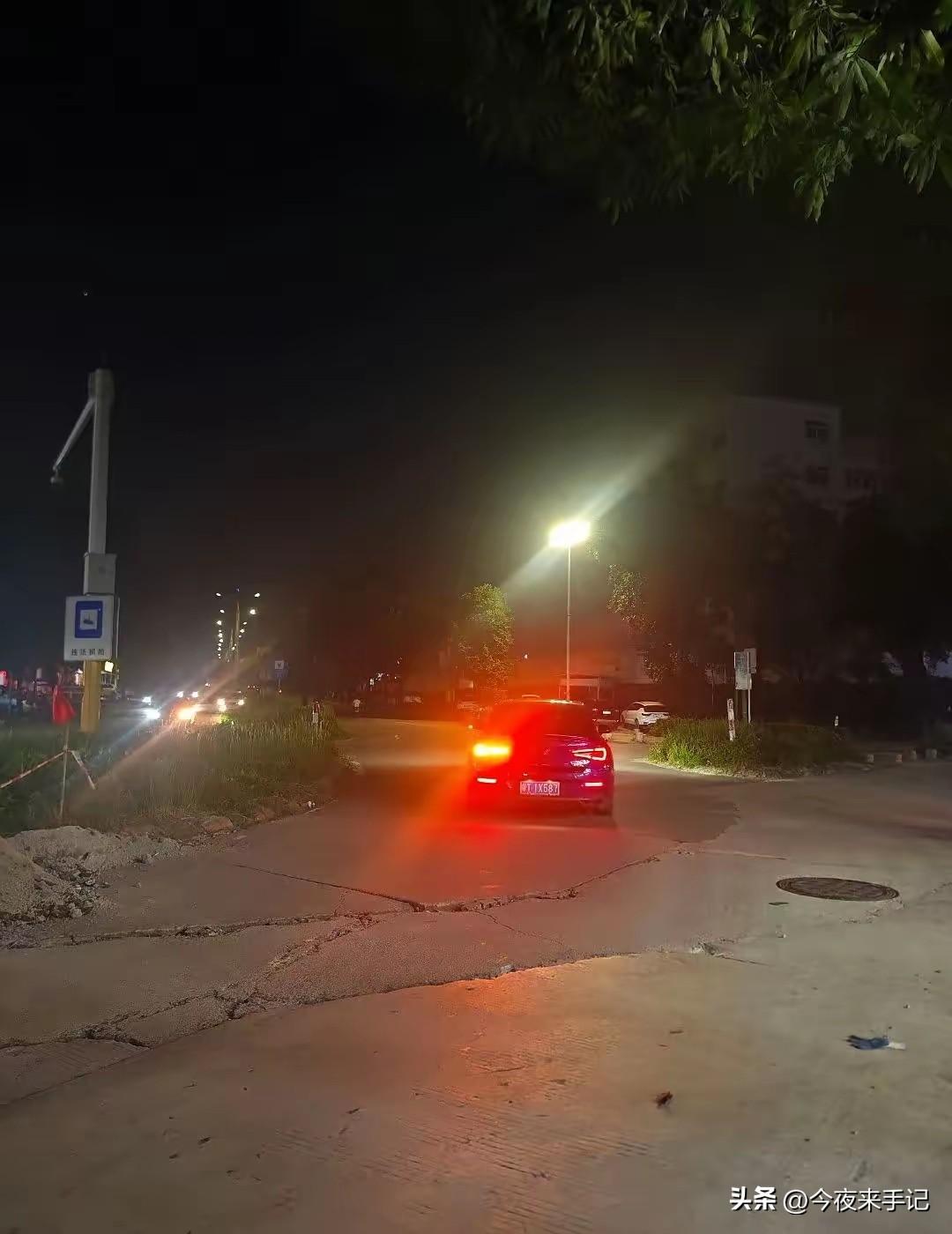 江苏一位姐姐在弟弟婚礼上随了整整28万，结果临走时弟媳追出来硬塞给她一个红包，等