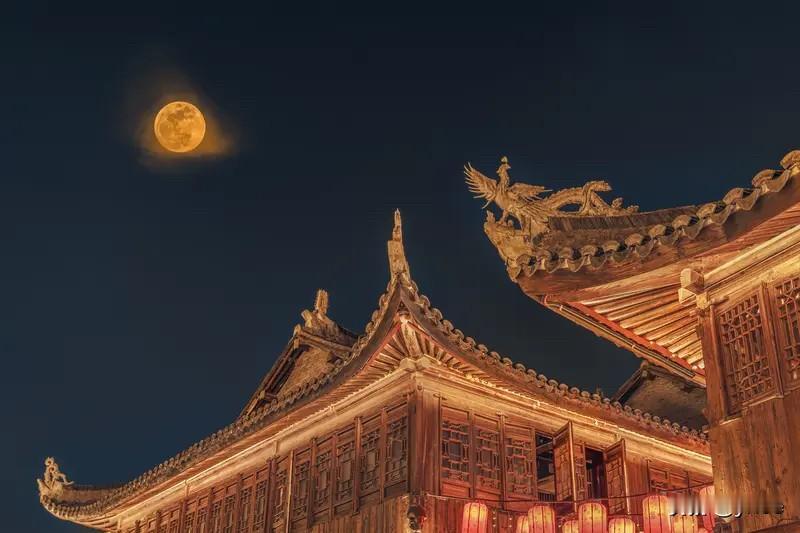 上联：今夜月圆人共梦，下联才友请明晨风暖影同嬉