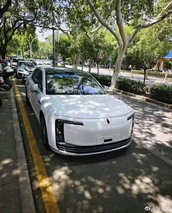 刷到一组图，白色华为尊界S800实车，好看？5月30日尊界S800发布会，预售价