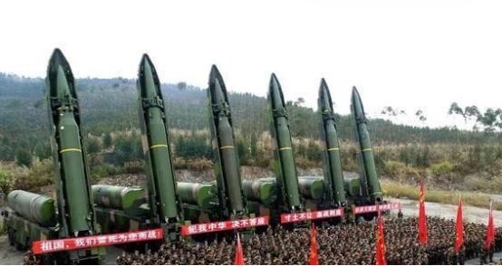 中国目前的兵力能否与美国抗衡？这么说吧，中国现在的实力别说抗衡了，都能把美国按在