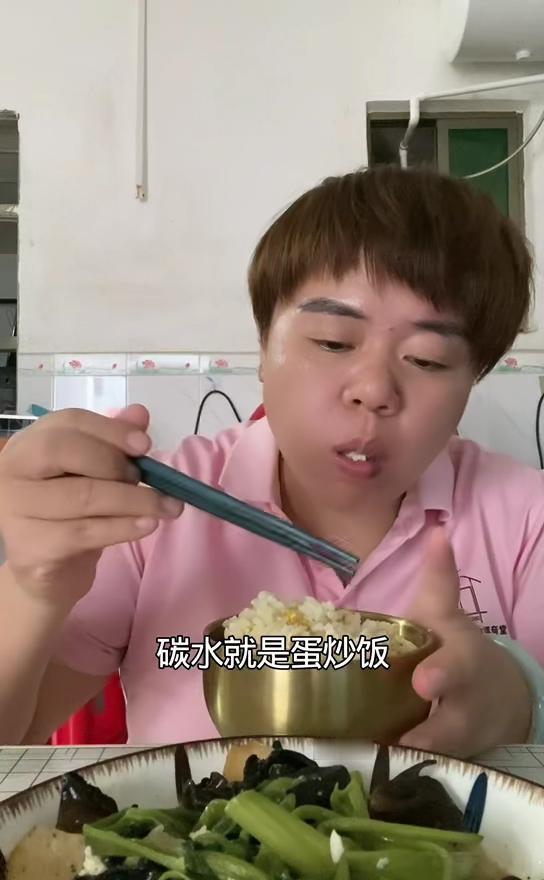 打卡今日体重：昨天空腹体重。
这是早餐，跟中午饭一起的。我已经喝了一杯酸奶，吃了