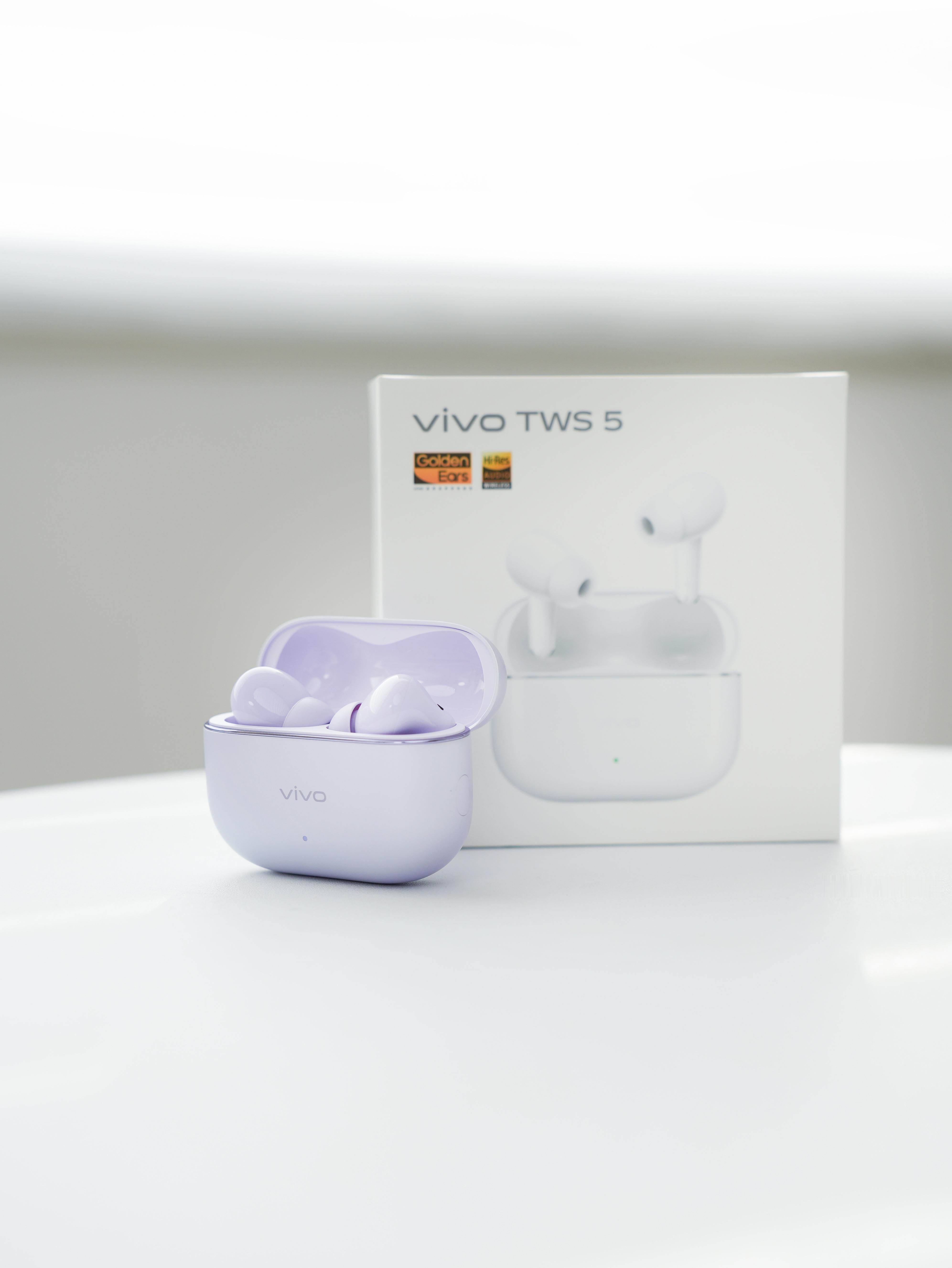 vivo TWS 5 感受一下，紫色的耳机确实不多见，淡紫色的耳机更是屈指可数，