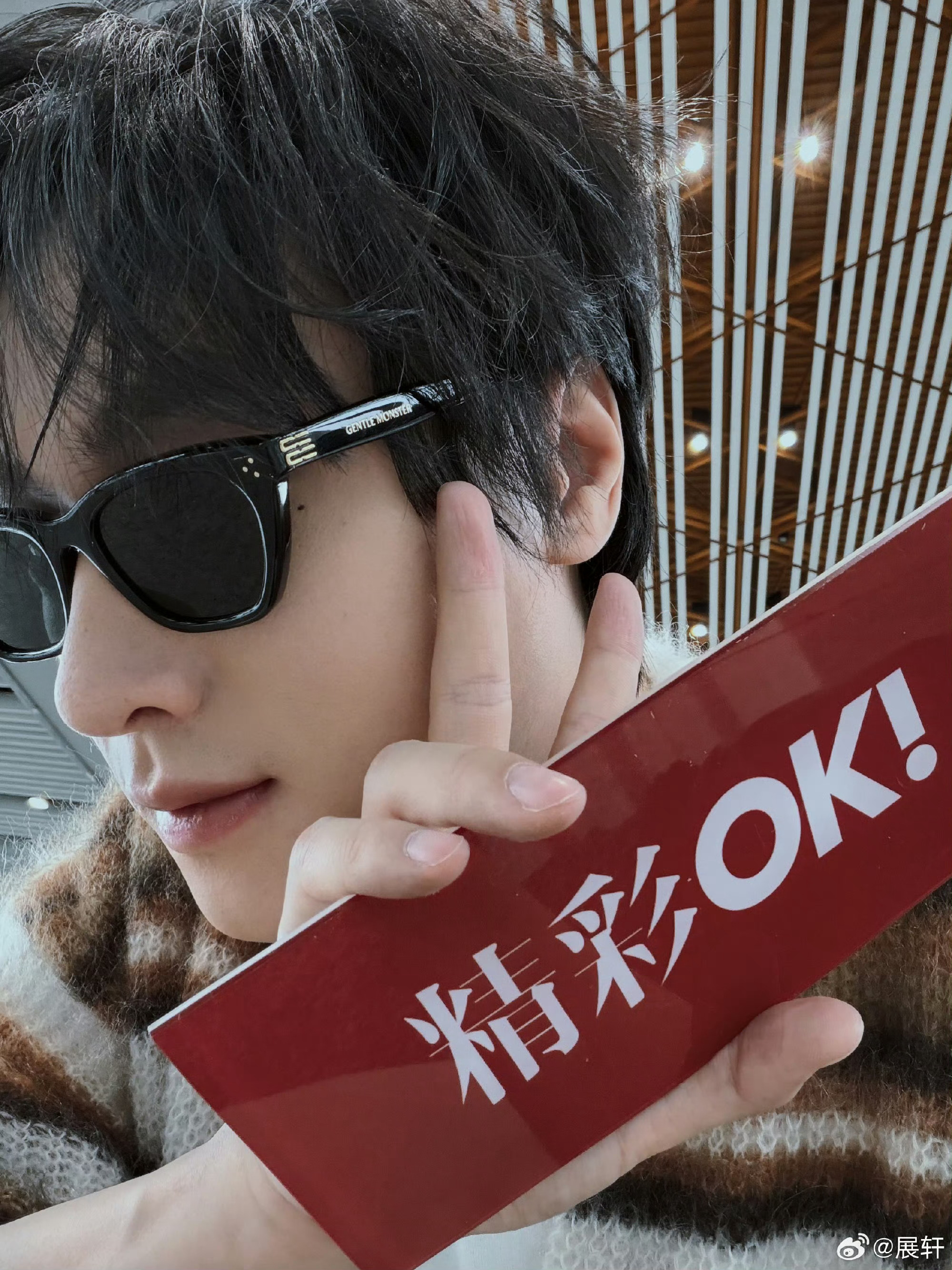 展轩出发巴黎自拍展轩出发巴黎自拍🕶️“旅途开启，我们 巴黎见”墨镜+毛衣好帅！