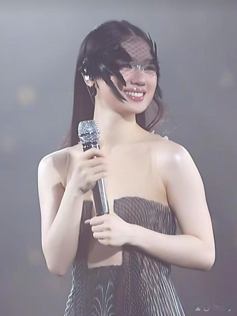 单依纯演唱会新造型，衣服真敢穿！对比刚出道清冷干净的少女感，现在舞台风格大幅度转