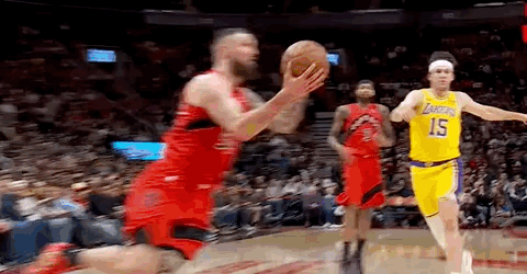 动作太大！文森特被判一级恶意犯规！

第三节6分20秒，湖人队球员文森特在防守时