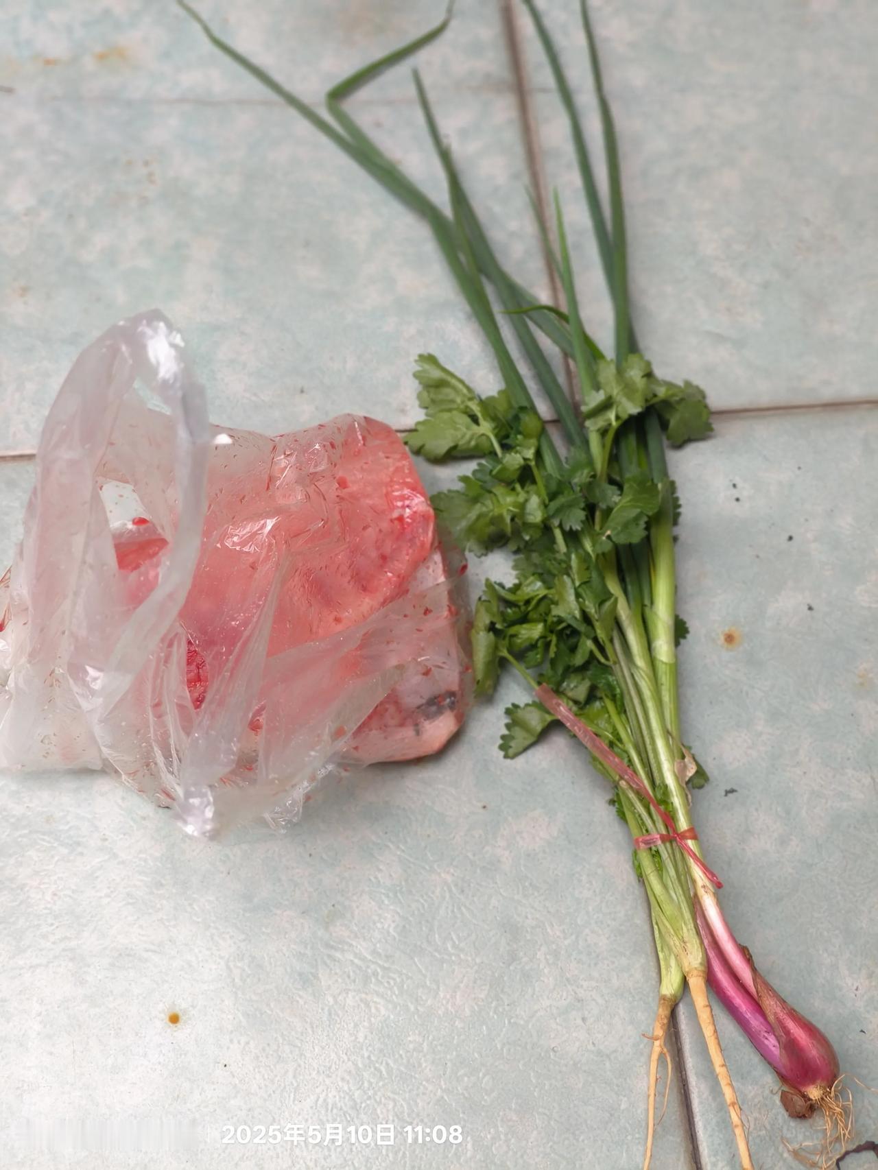 两根葱，两根芫荽合成一小把，在里水麻奢市场路边菜摊上卖一元，如下图。
这样一把菜