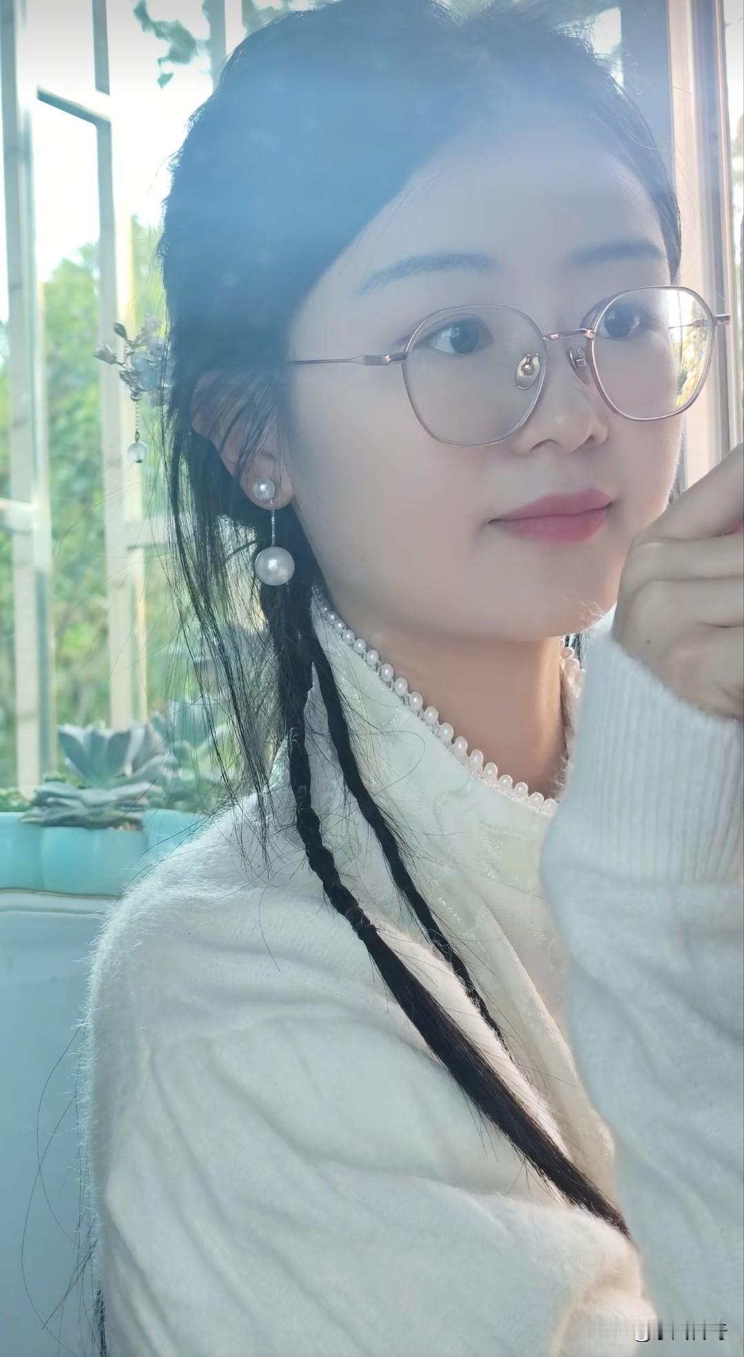 这是我的媳妇和岳母。
在岳母家里如果媳妇给我一巴掌，我仗着有岳母撑腰，会给她顶嘴