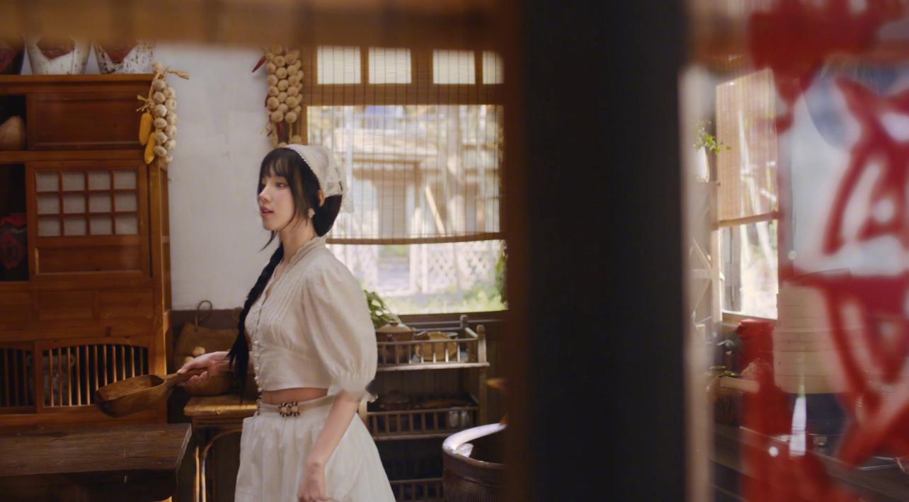 都来看雨琦弟弟解锁新造型，白衣厨娘和金色妆造简直不要太美了，只能说今天和往常一样