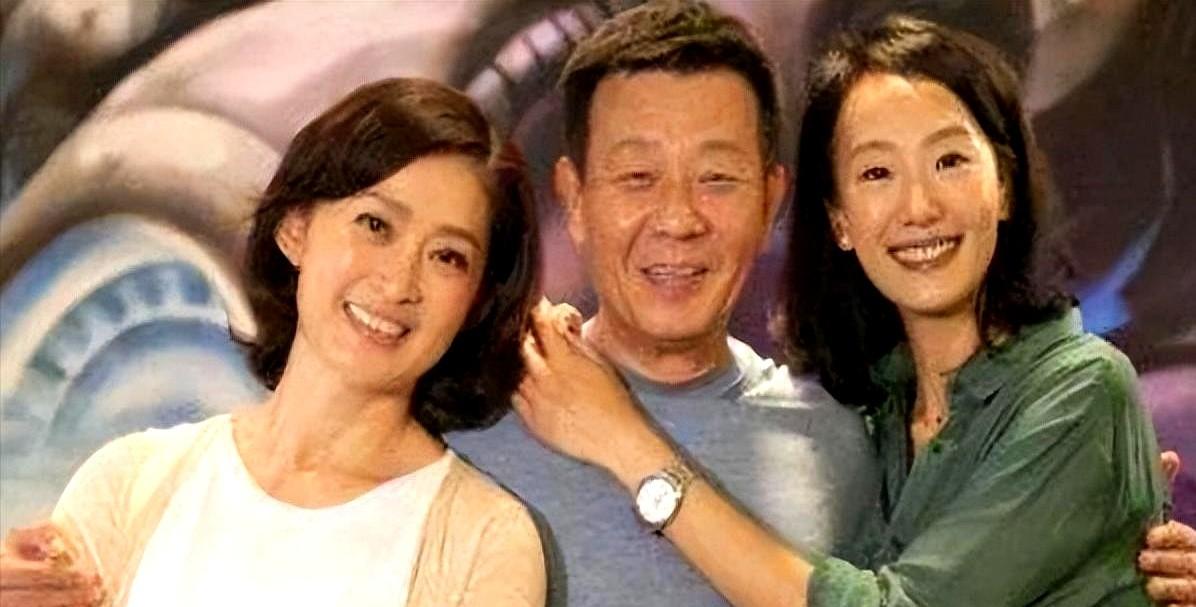 看完寇世勋这段旧事，多少有点发冷。
原配崔瑶琪当年辞了银行工作，拉扯孩子、守着家