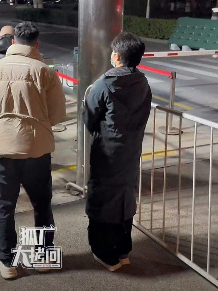 周深往那一站像根墨鱼肠 熟悉的衣服，老练的背影，周深春晚彩排的这个图，一旦代入了