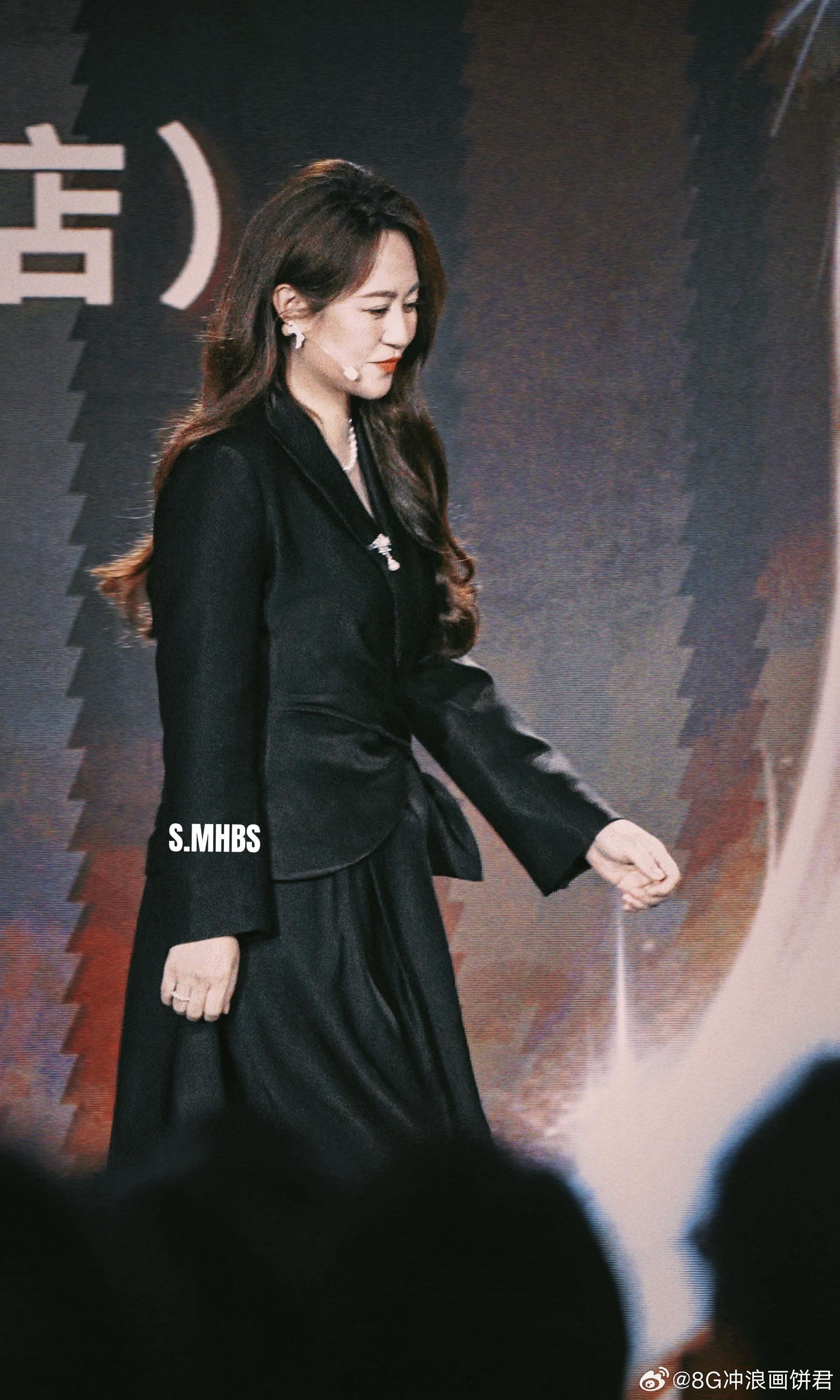 43岁马丽状态 说实话，看马丽最近的图，第一反应不是“她怎么不老”，是“她怎么越