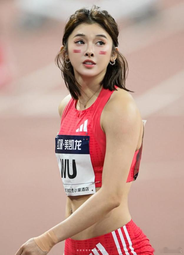 世界田联4月29日的排行榜显示，吴艳妮相隔四周后重返女子短跨的亚洲第一。其实是和