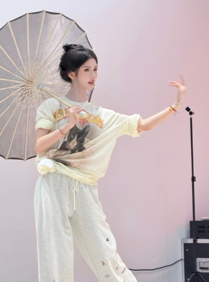 鞠婧祎伞舞练习室鞠婧祎盖helloKitty毛毯 鞠婧祎盖hello Kitty